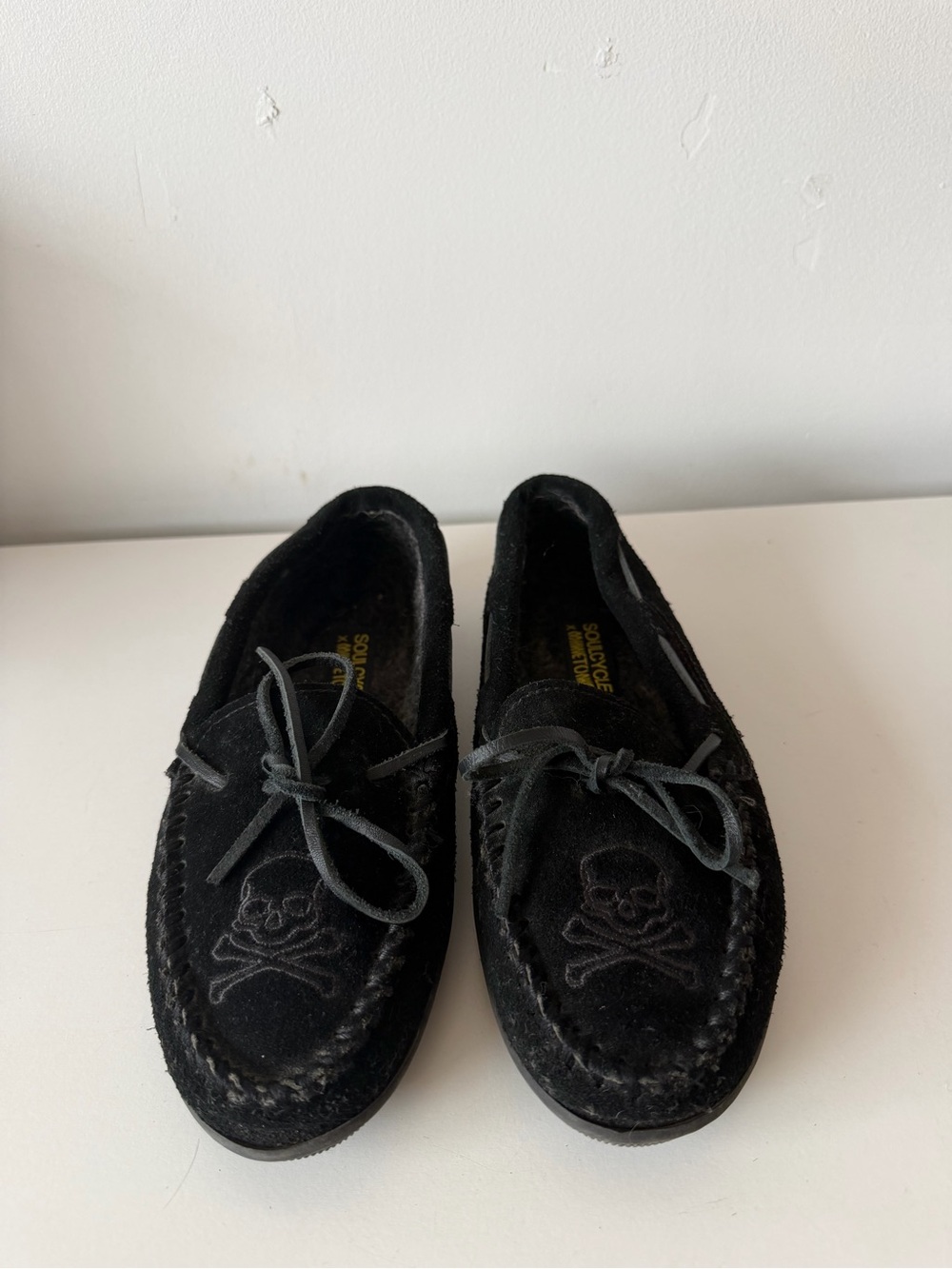 Soulcycle x Minnetonka Black Suede women’s Slip On Moccasins Embroidered Skull 7